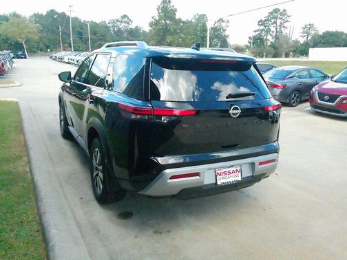 2025 Nissan Pathfinder SL FWD