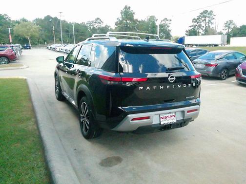 2025 Nissan Pathfinder Platinum FWD