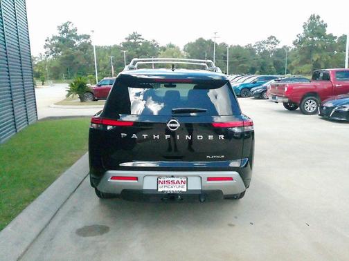 2025 Nissan Pathfinder Platinum FWD