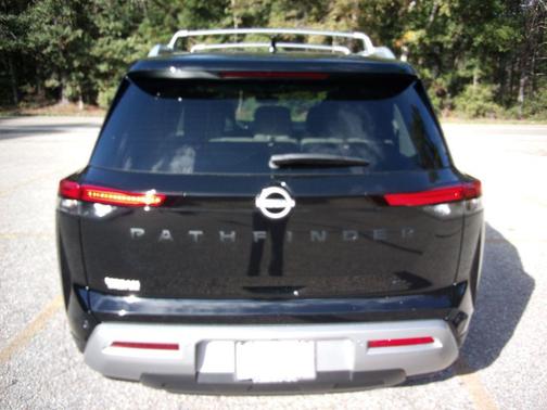 2025 Nissan Pathfinder SL FWD