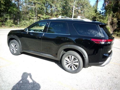 2025 Nissan Pathfinder SL FWD