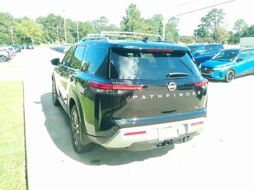 2025 Nissan Pathfinder SL FWD
