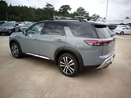 2025 Nissan Pathfinder Platinum FWD
