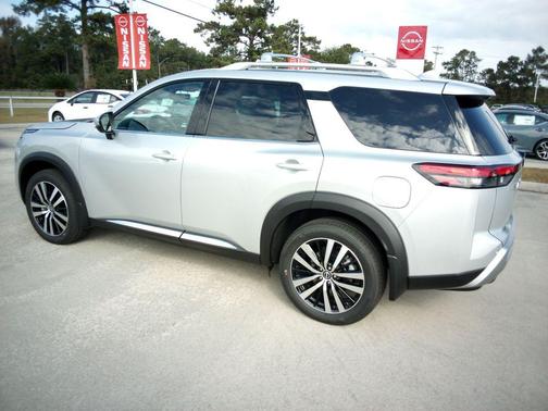 2025 Nissan Pathfinder Platinum FWD