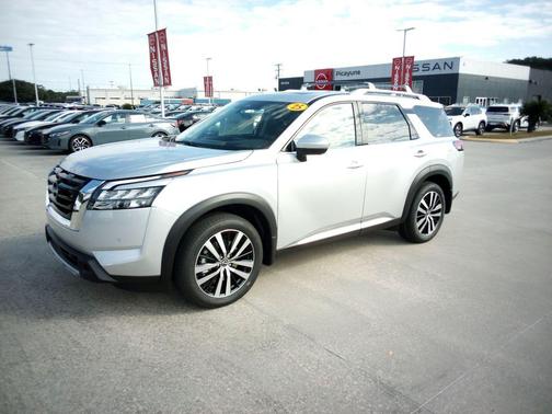 2025 Nissan Pathfinder Platinum FWD