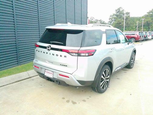 2025 Nissan Pathfinder Platinum FWD