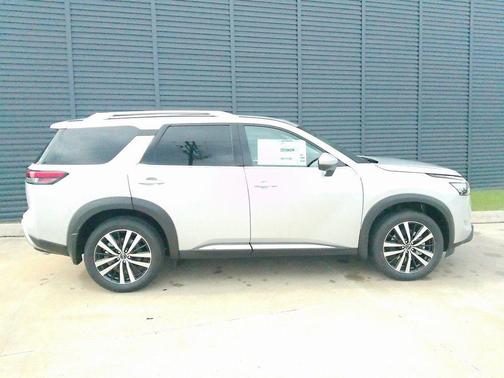 2025 Nissan Pathfinder Platinum FWD