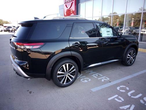 2025 Nissan Pathfinder Platinum FWD
