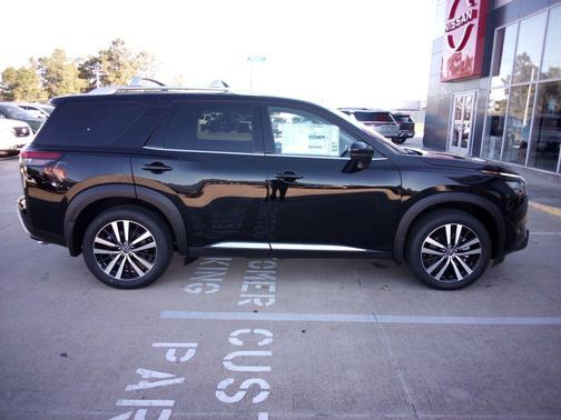 2025 Nissan Pathfinder Platinum FWD