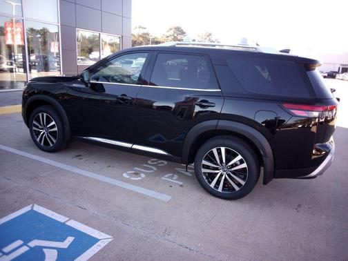 2025 Nissan Pathfinder Platinum FWD