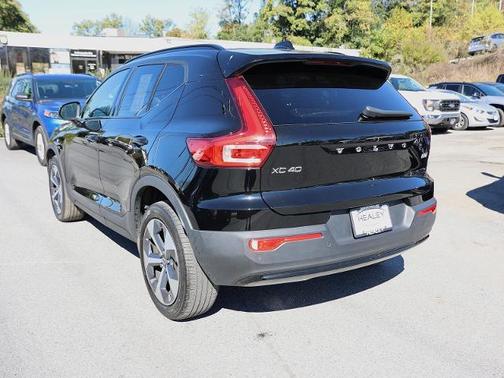 2023 Volvo XC40 B5 PLUS DARK THEME