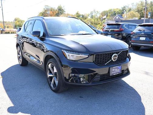 2023 Volvo XC40 B5 PLUS DARK THEME