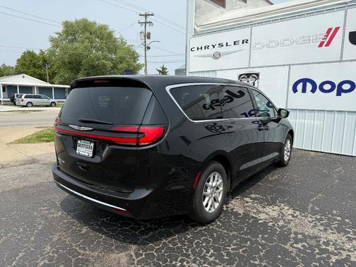 2023 Chrysler Pacifica Touring-L
