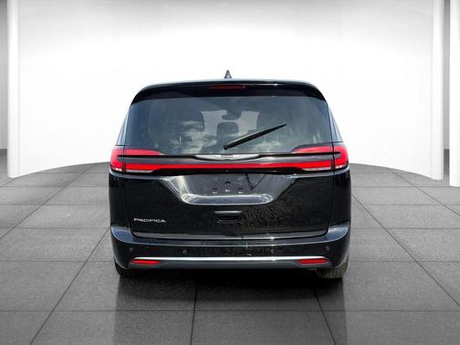 Diamond Black Crystal Pearlcoat 2024 Chrysler Pacifica Touring L