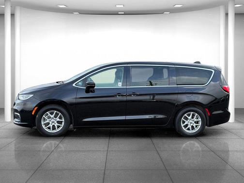 Diamond Black Crystal Pearlcoat 2024 Chrysler Pacifica Touring L
