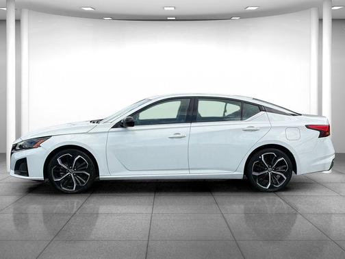 Glacier White 2024 Nissan Altima SR FWD