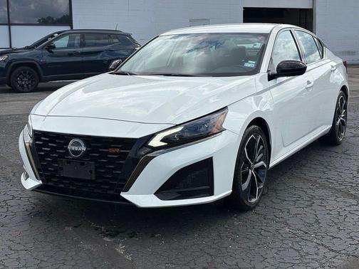 Glacier White 2024 Nissan Altima SR FWD