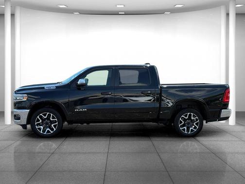 Diamond Black Crystal Pearlcoat 2025 RAM 1500 Laramie