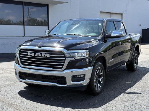 Diamond Black Crystal Pearlcoat 2025 RAM 1500 Laramie