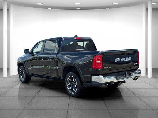 Diamond Black Crystal Pearlcoat 2025 RAM 1500 Laramie