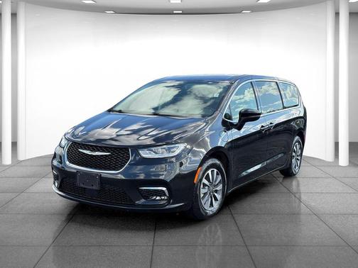 Brilliant Black Crystal Pearlcoat 2023 Chrysler Pacifica Hybrid Touring L