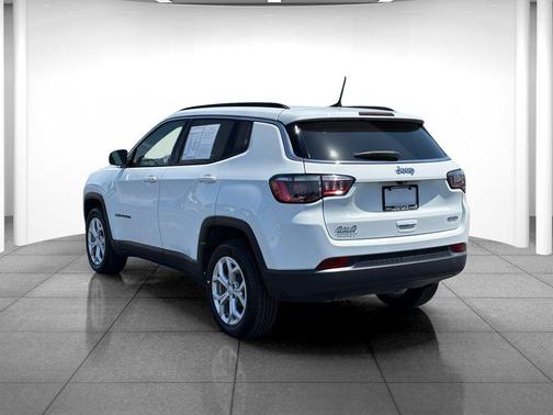 Bright White Clearcoat 2024 Jeep Compass Latitude