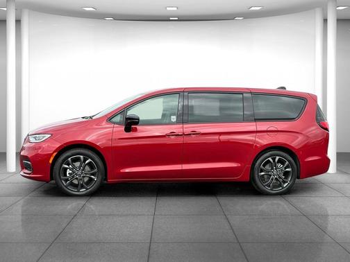 Red Hot Pearlcoat 2026 Chrysler Pacifica L