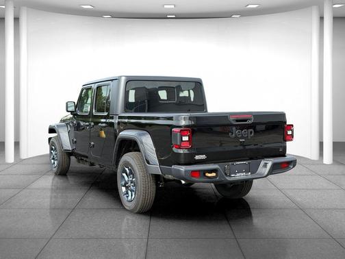 Black Clearcoat 2026 Jeep Gladiator 85th Anniversary Edition 4x4