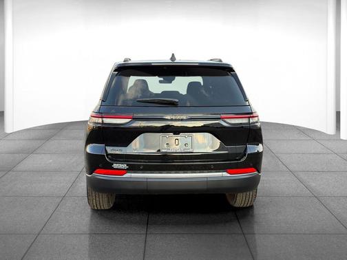 Diamond Black Crystal Pearlcoat 2026 Jeep Grand Cherokee Altitude
