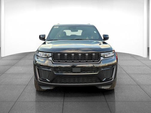 Diamond Black Crystal Pearlcoat 2026 Jeep Grand Cherokee Altitude