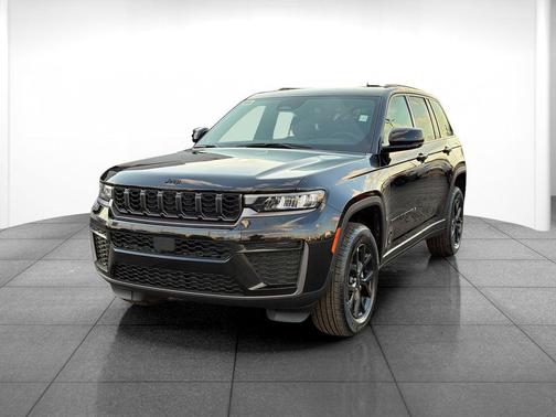 Diamond Black Crystal Pearlcoat 2026 Jeep Grand Cherokee Altitude
