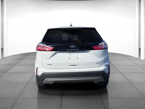 White 2023 Ford Edge SEL