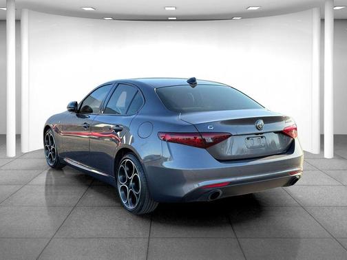 Vesuvio Gray Metallic 2022 Alfa Romeo Giulia Ti