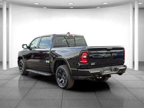 Diamond Black Crystal Pearlcoat 2026 RAM 1500 Big Horn/Lone Star