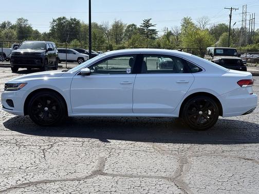 Pure White 2021 Volkswagen Passat 2.0T SE