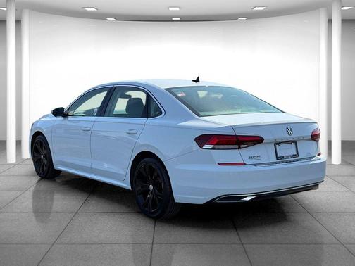 Pure White 2021 Volkswagen Passat 2.0T SE