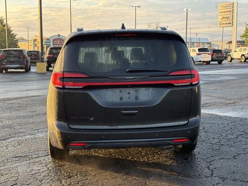 Brilliant Black Crystal Pearlcoat 2021 Chrysler Pacifica Touring L