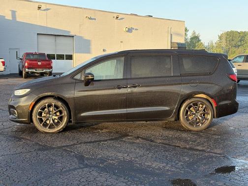 Brilliant Black Crystal Pearlcoat 2021 Chrysler Pacifica Touring L
