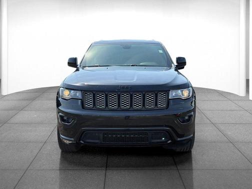 Diamond Black Crystal Pearlcoat 2022 Jeep Grand Cherokee Laredo