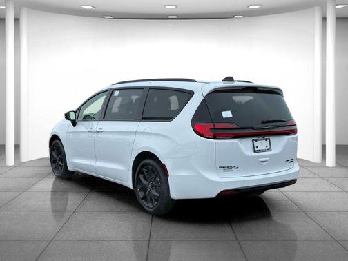 Bright White Clearcoat 2026 Chrysler Pacifica Limited