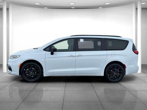 Bright White Clearcoat 2026 Chrysler Pacifica Limited