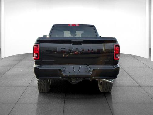 Diamond Black Crystal Pearlcoat 2026 RAM 2500 Big Horn Crew Cab 4x4 6'4' Box