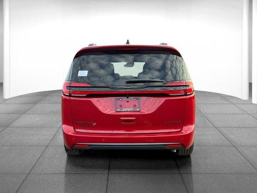 Red Hot Pearlcoat 2026 Chrysler Pacifica Limited