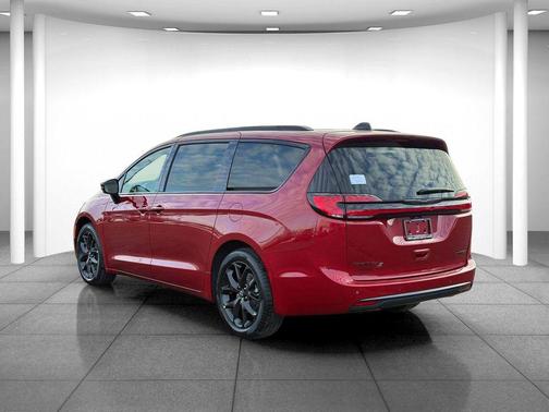 Red Hot Pearlcoat 2026 Chrysler Pacifica Limited