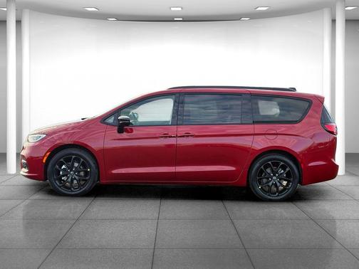 Red Hot Pearlcoat 2026 Chrysler Pacifica Limited