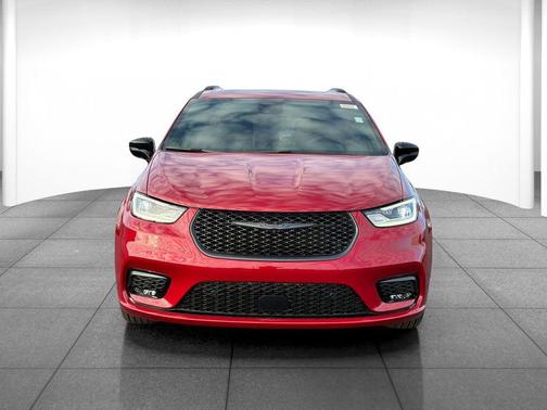 Red Hot Pearlcoat 2026 Chrysler Pacifica Limited