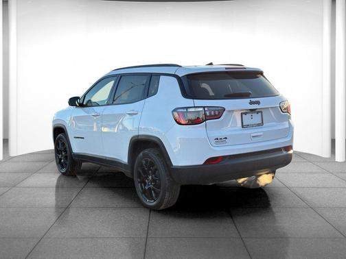 Bright White Clearcoat 2026 Jeep Compass Latitude