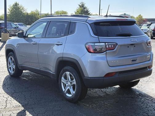 Bright White Clearcoat 2024 Jeep Compass Latitude