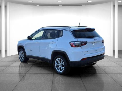 Bright White Clearcoat 2024 Jeep Compass Latitude