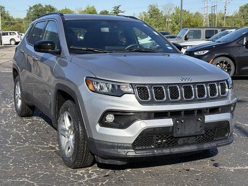 Bright White Clearcoat 2024 Jeep Compass Latitude